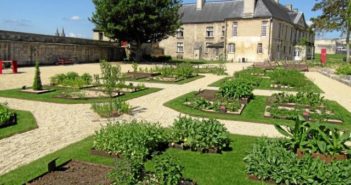 Val-d’Oise : où passer le code de la route? Vue d'un monument et potager dans le Val-d'oise. Une batisse d'époque est visible en arrière-plan.